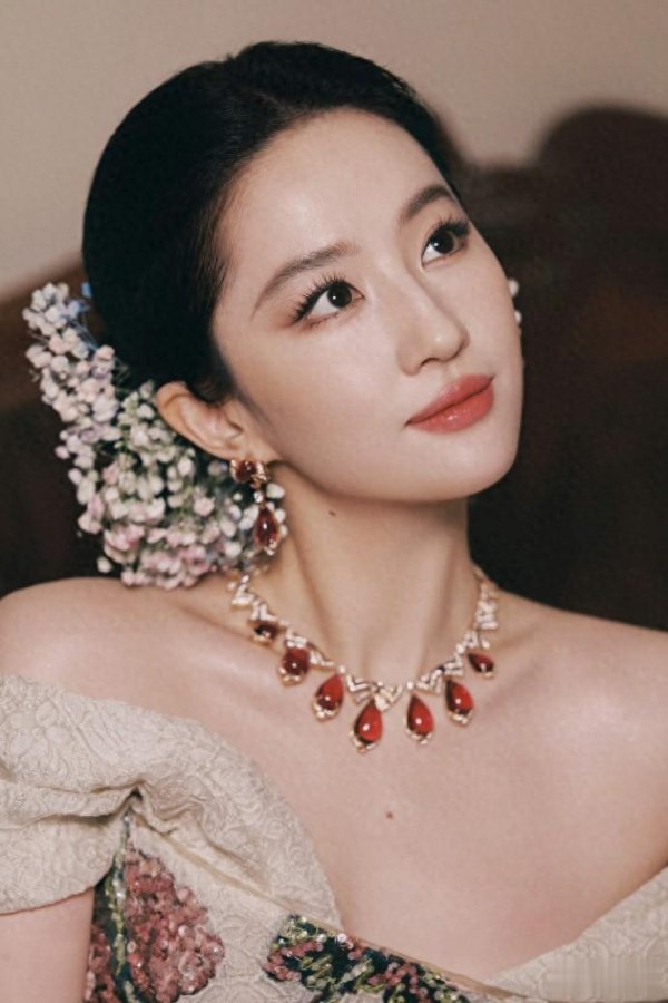 猎股网 这一夜, 刘亦菲高贵, 杨幂冷艳, 戚薇点子多, 看到周冬雨两眼一黑